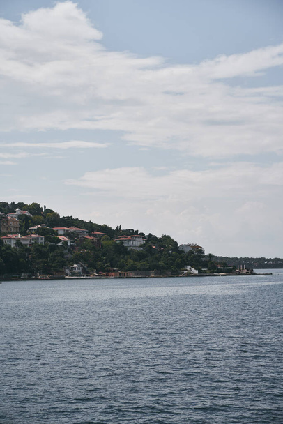 Вид на остров Буюкада с моря. Курортный остров вблизи Стамбула, Турция. - Фото, изображение