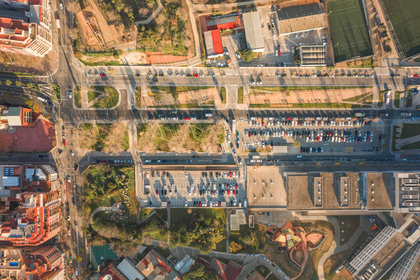 Luchtfoto van een drone boven het hoofd van de parkeerplaats in de buurt van Turo de la Rovira in Barcelona 's morgens - Foto, afbeelding
