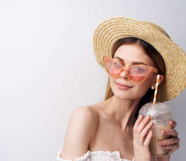Jolie femme émotionnelle en chapeau de verre avec des lunettes roses luxe Studio boisson - Photo, image