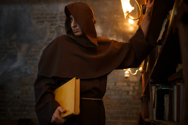 Männlicher Exorzist mit schwarzer Kapuze und Taschenlampe - Foto, Bild