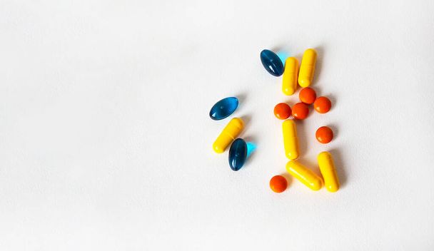 Multi-gekleurde pillen op een witte achtergrond. Plaats om te schrijven - Foto, afbeelding
