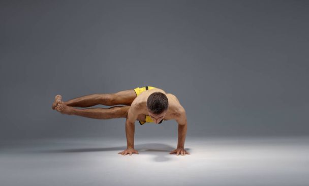 Yoga muscolare sta su mani in posa difficile - Foto, immagini