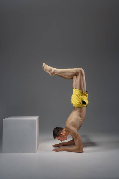 Męska joga stojąca na łokciach, widok z boku - Zdjęcie, obraz
