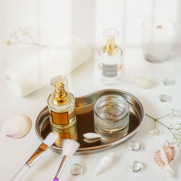 Preparation for the facials skin care procedure. A table with cosmetics and accessories for a face care treatment with sunlight. Blurry focus for a sun-drenched effect. Me time, Spring Rejuvenation - Foto, immagini