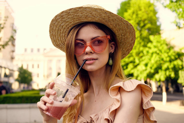 Tyylikäs nainen lasit ja lasihattu juomalla ulkona kesällä - Valokuva, kuva