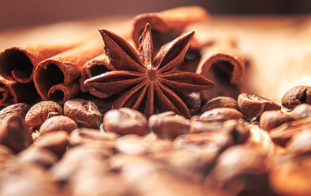 Αστέρια γλυκάνισου και κανέλα σε καβουρδισμένους κόκκους καφέ.selectiv εστίαση .food - Φωτογραφία, εικόνα