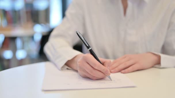 Γυναικεία Χειρόγραφη σε χαρτί με πένα, κοντινό πλάνο - Πλάνα, βίντεο