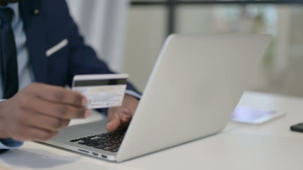 Homme d'affaires effectuant un paiement en ligne sur ordinateur portable, Gros plan  - Séquence, vidéo