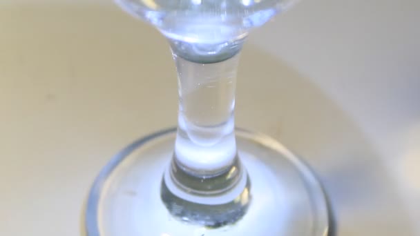 Μπουκάλι κρασιού με ποτήρι σαμπάνιας σε γκρι φόντο - Πλάνα, βίντεο