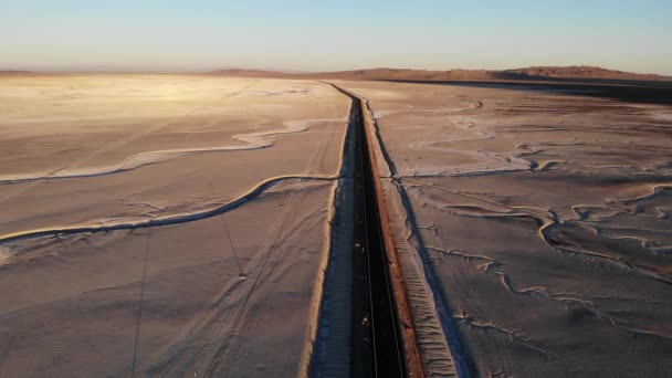  Drohnenpfanne links von Autobahn über leere Wüste  - Filmmaterial, Video