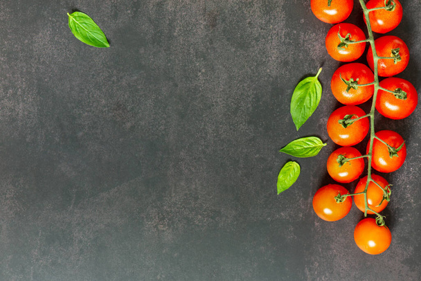 Asma domatesli yemek pişirmek için çeşitli baharatların düz masa görüntüsü, siyah masa arkaplanlı fesleğen yaprağı ve kopya alanı. - Fotoğraf, Görsel