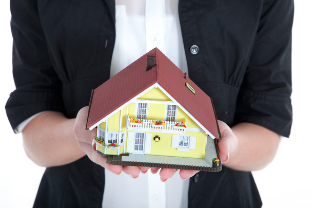 Empresaria sosteniendo casa en miniatura
 - Foto, imagen