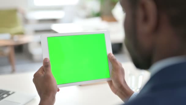 Podnikatel sleduje tablet se zelenou Chroma Key Screen - Záběry, video