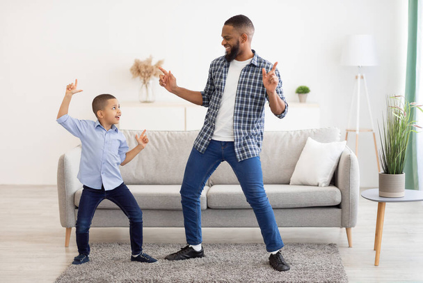 Щасливий африканський батько і син танцюють вдома, повна довжина
 - Фото, зображення