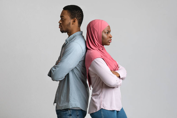Frustrada pareja musulmana afroamericana posando en gris - Foto, imagen