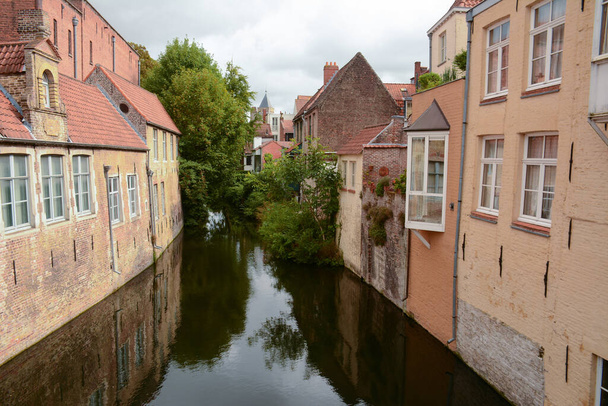 Brujas, Bélgica. Vista del canal y edificios típicos. - Foto, imagen
