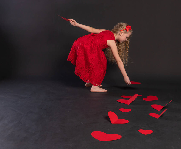 paper hearts Valentine, happiness, on the floor hearts romance romance. shape of the honeymoon. emotions, hearts in a red dress girl, barefoot - Foto, Imagen