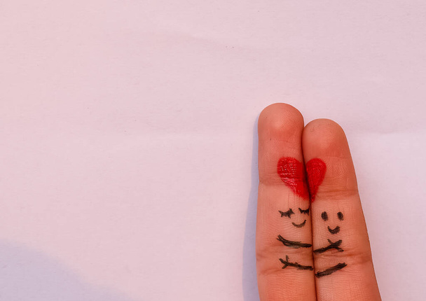Fondo del Día de San Valentín, Una feliz pareja enamorada de sonriente pintado y abrazando el arte en el dedo. Concepto de San Valentín con fondo blanco aislado con espacio. - Foto, Imagen