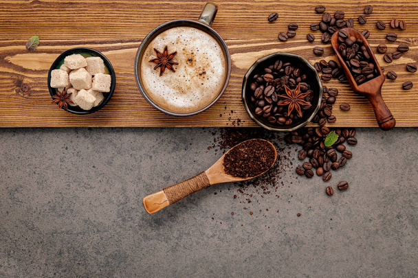 Pörkölt kávébab kávé csésze beállítás sötét kő háttér. - Fotó, kép