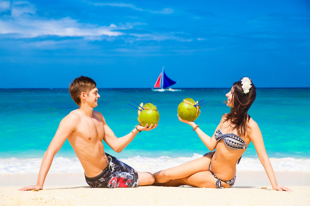 młody miłości szczęśliwej pary na tropikalnej plaży, kokosy - Zdjęcie, obraz