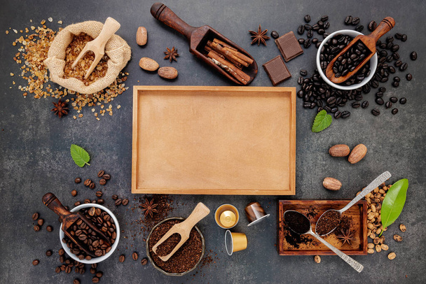 Fond de café avec divers grains de café torréfiés et des ingrédients savoureux pour faire une configuration de café savoureux sur fond de pierre sombre. - Photo, image