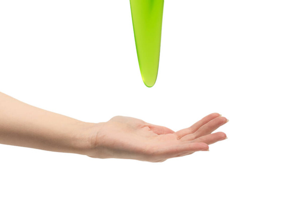 Zielony szlam zabawki w ręce kobiety izolowane na białym tle. - Zdjęcie, obraz