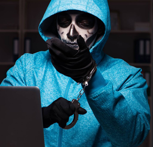 Τρομακτικός χάκερ hacking τείχος προστασίας ασφαλείας αργά στο γραφείο - Φωτογραφία, εικόνα
