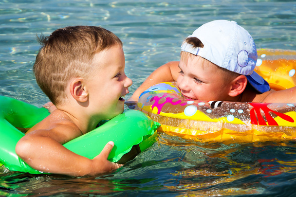 dwóch chłopców trzy lata w pierścień pływać bawić - Zdjęcie, obraz
