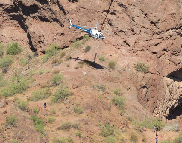 Vista de un excursionista siendo transportado en avión desde una situación peligrosa en Camelback Mountain usando un helicóptero de la Policía de Phoenix en Arizona - Foto, Imagen