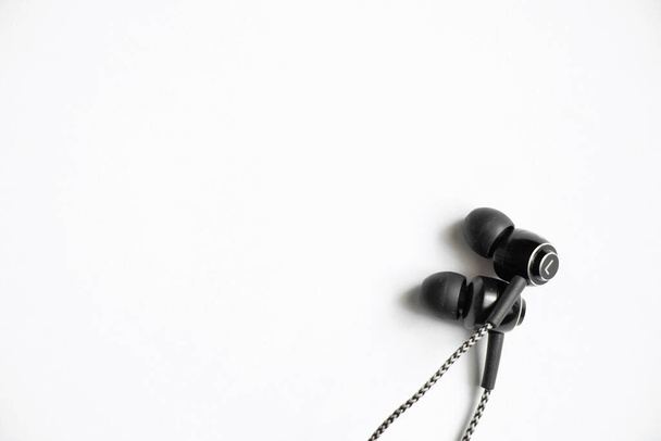 дротові музичні дротяні навушники на білому фоні крупним планом
 - Фото, зображення