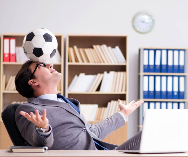 営業所にサッカーボールを持つビジネスマン - 写真・画像