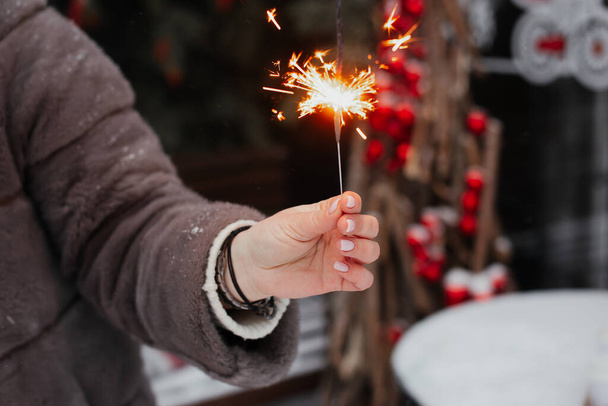 beautiful bright celebratory sparkler in woman hands - Foto, Imagem