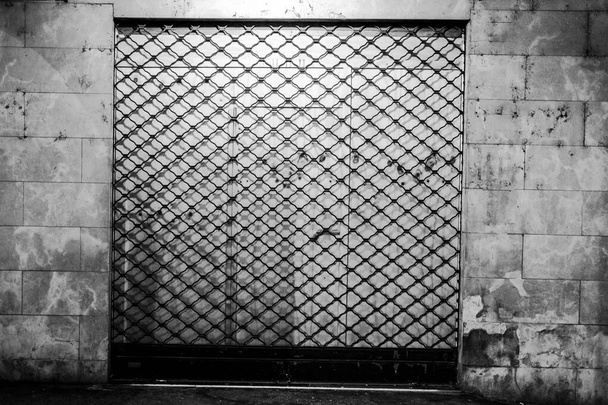 vitrines fechados e barricados com madeira e persianas em Vicenza, Itália - Foto, Imagem