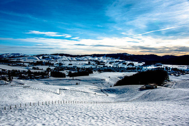 hó között hegyek és völgyek megvert út osztva szögesdrót Asiago, Vicenza, Olaszország - Fotó, kép