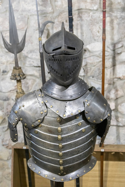 Galeria de cavaleiros armaduras. Cavaleiros armaduras de ferro no museu. tonificado - Foto, Imagem