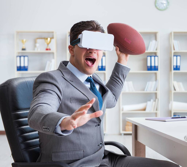 Empresário jogando futebol realidade virtual no escritório com VR g - Foto, Imagem