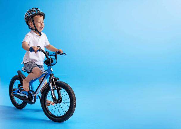 Cute, little boy learing how to ride a bike - Foto, Imagem