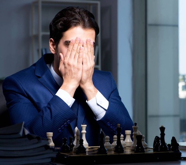 İş adamı strateji konseptinde satranç oynuyor - Fotoğraf, Görsel