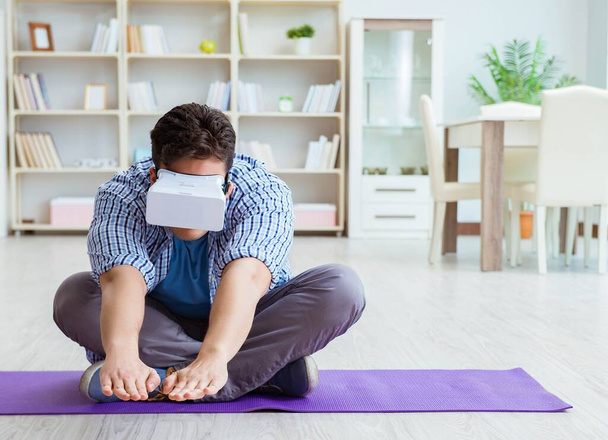 Man draagt virtual reality VR bril doet sport thuis - Foto, afbeelding