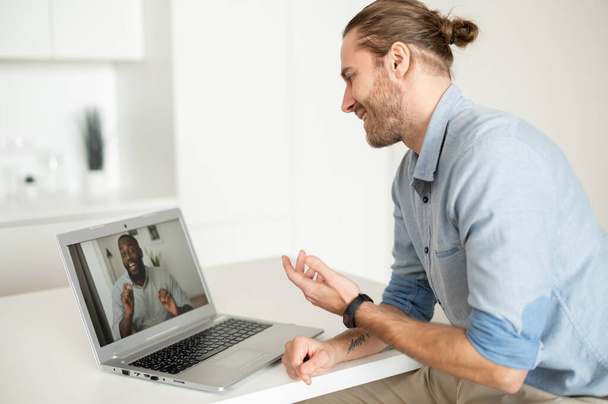 Hipster guy talking to a virtual on the laptop - Φωτογραφία, εικόνα