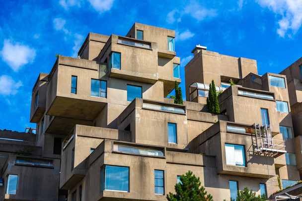 MONTREAL, CANADA - APRIL 2, 2020: Habitat 67 is a housing complex in Montreal in a sunny day, Quebec, Canada - Foto, immagini