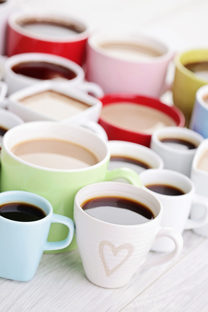 Много кофейных чашек
  - Фото, изображение