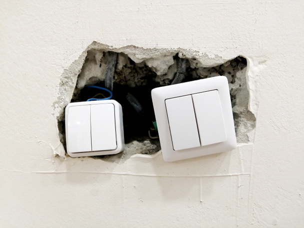 interruptor eléctrico y reparación. instalación del interruptor. agujero en la pared. - Foto, Imagen