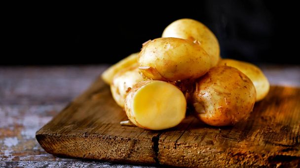 Batatas cruas frescas em uma superfície de madeira.Batatas cruas frescas em uma superfície de madeira. - Foto, Imagem