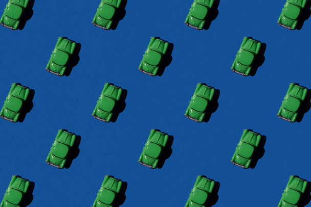 Lelu retro vihreä auto saumaton kuvio sinisellä pohjalla - Valokuva, kuva