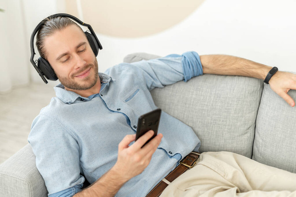 Hipster man in headphones listening to music - Foto, Imagem