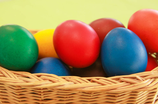 Gekleurde geschilderde paaseieren in houten manddecoratie ter voorbereiding van de vakantie. Schilderen kip of eend eieren is een christelijke traditie om Pasen te vieren over de hele wereld. - Foto, afbeelding