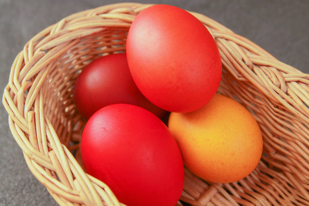 Colorido pintado ovos de Páscoa na decoração cesta de madeira em preparação para as férias. Pintura de ovos de frango ou pato é uma tradição cristã para celebrar a Páscoa em todo o mundo. - Foto, Imagem