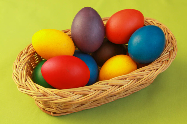 Uova di Pasqua dipinte colorate nella decorazione del cestino di legno in preparazione per le vacanze. Dipingere uova di pollo o di anatra è una tradizione cristiana per celebrare la Pasqua in tutto il mondo.. - Foto, immagini