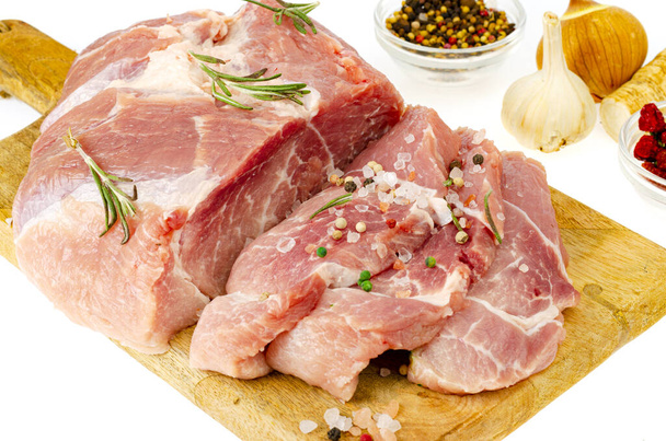 Morceau de porc cru frais avec des épices pour cuisiner des plats de viande. Photographie - Photo, image